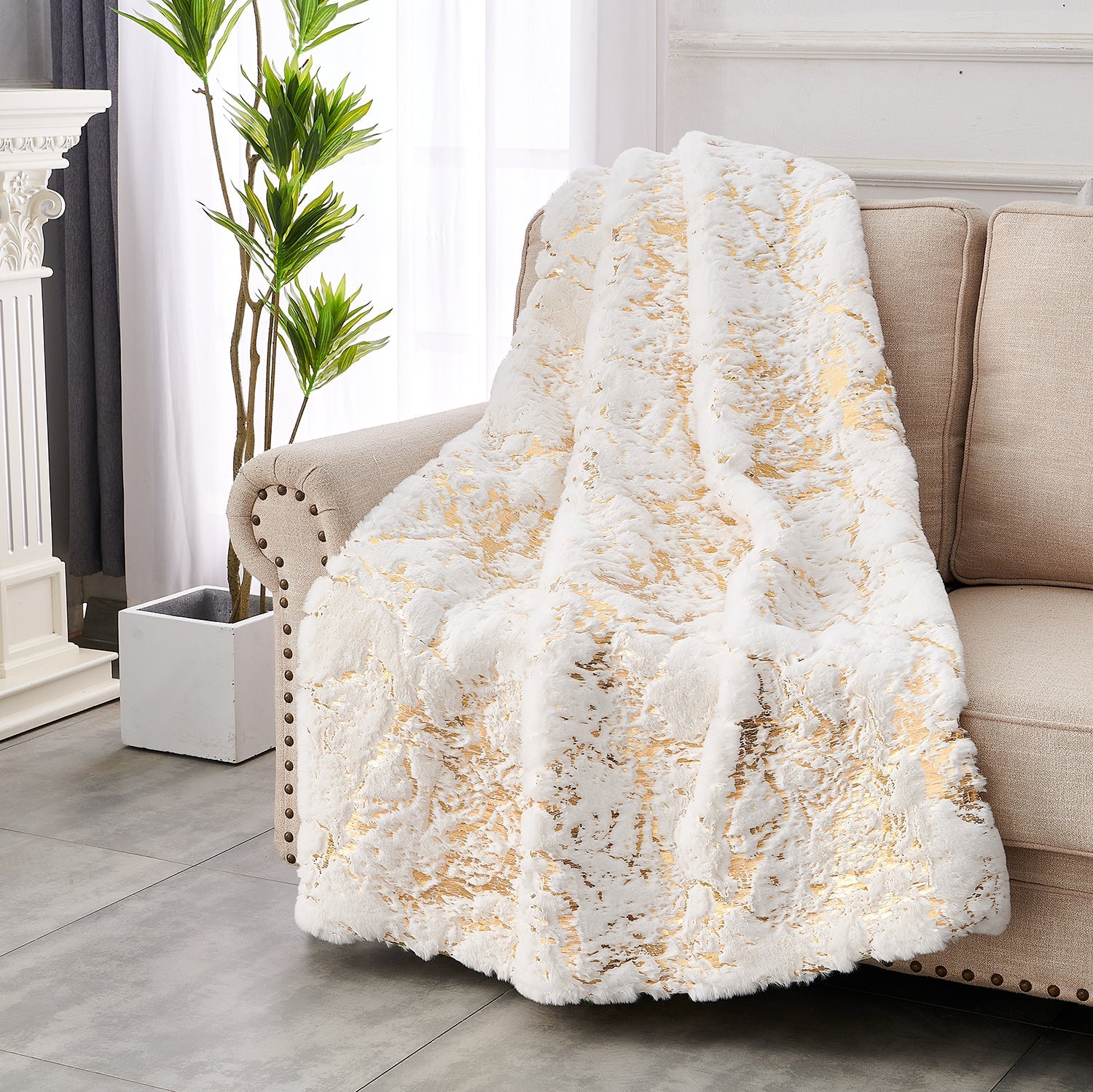 Luxury Chinchilla Faux Fur Gilded White Throw Blanket (60' x 80')