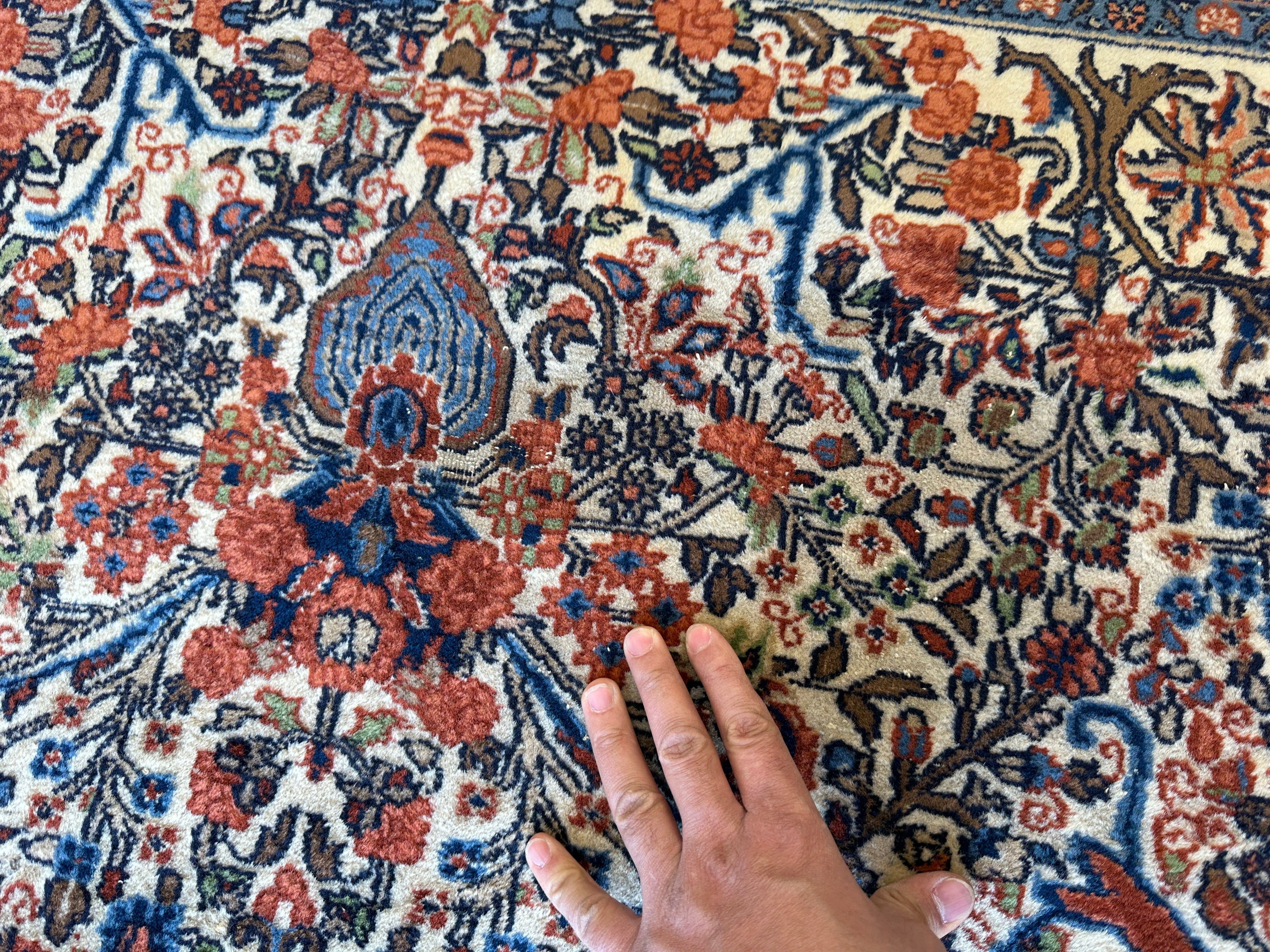Vintage Persian Sarouk Wool Rug – 4’4” x 6’6” – Hand-Knotted Floral Medallion Design