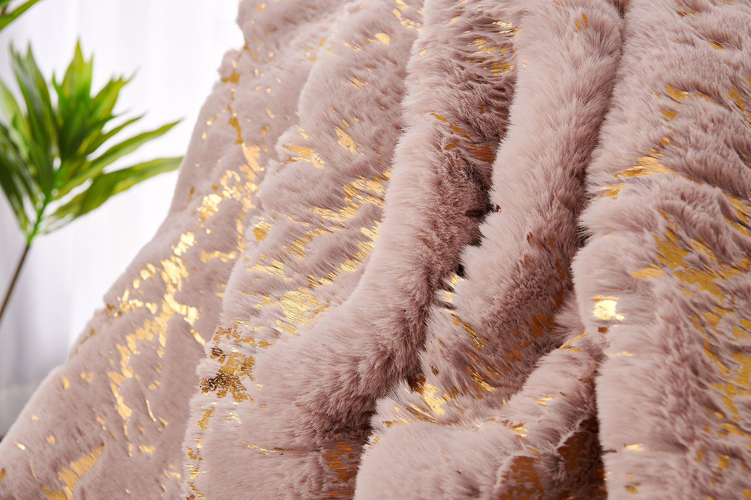 Luxury Chinchilla Faux Fur Gilded Dust Pink Throw Blanket (50' x 60')