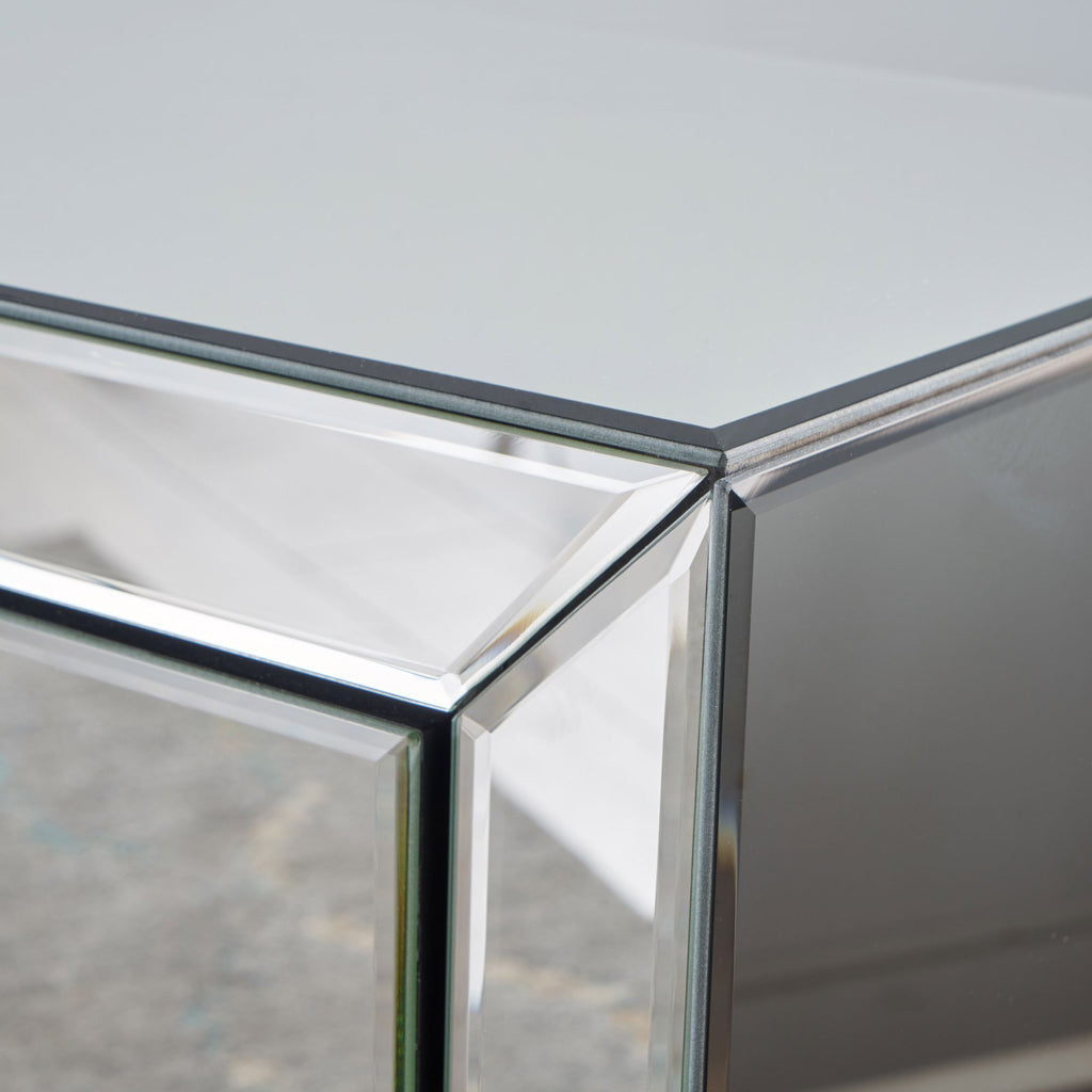 17.70'' Mirrored Nightstand, Silver Glass Nightstand With 3 Drawers, Small Bed Side Tables, Mirrored End Table, Bedside Accent Table Dresser Furniture For Bedroom, Living Room, Office