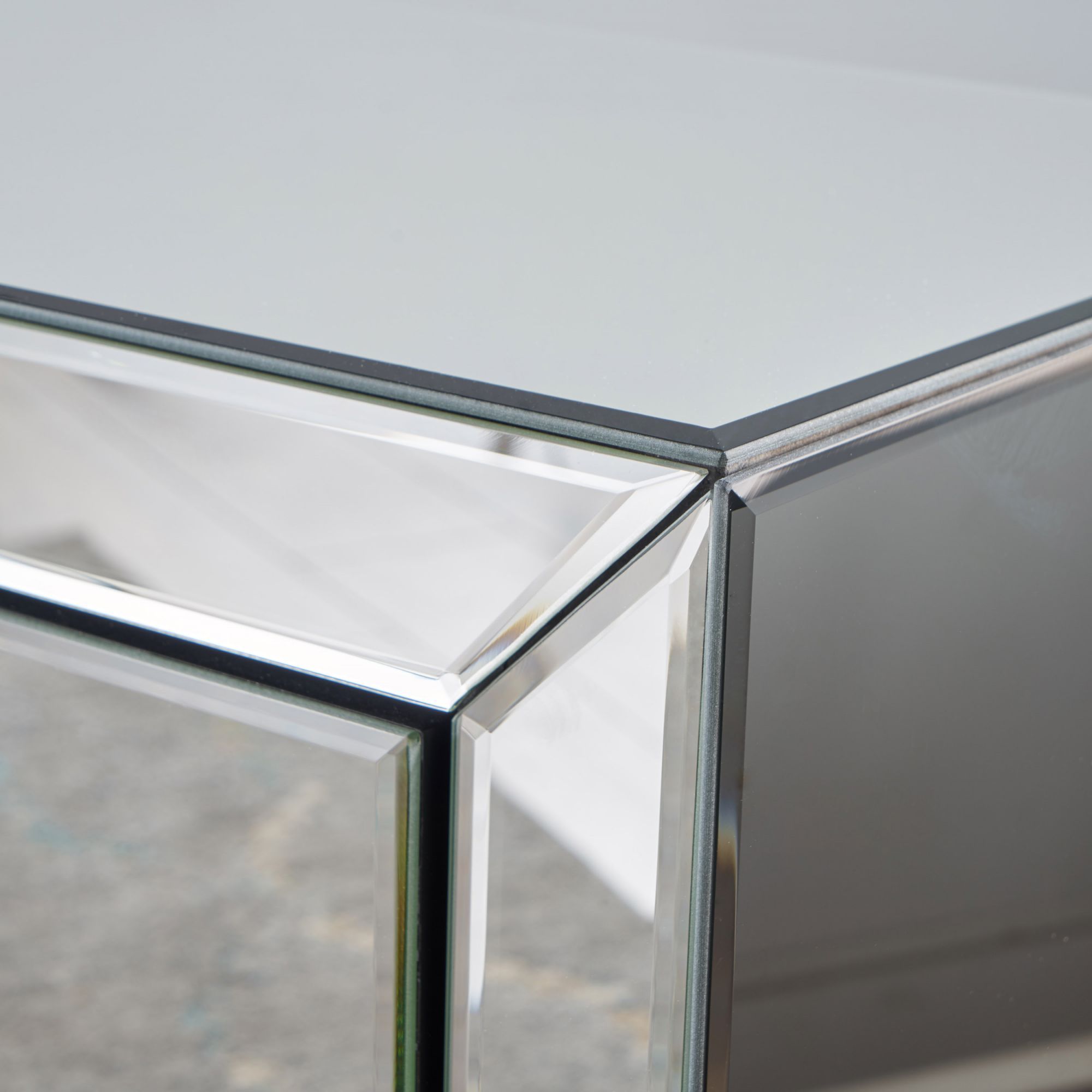 17.70'' Mirrored Nightstand, Silver Glass Nightstand With 3 Drawers, Small Bed Side Tables, Mirrored End Table, Bedside Accent Table Dresser Furniture For Bedroom, Living Room, Office