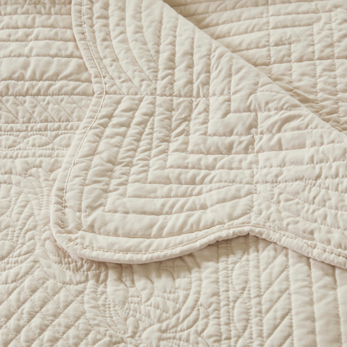 Oversized Quilted Throw with Scalloped Edges Cream 60x72'