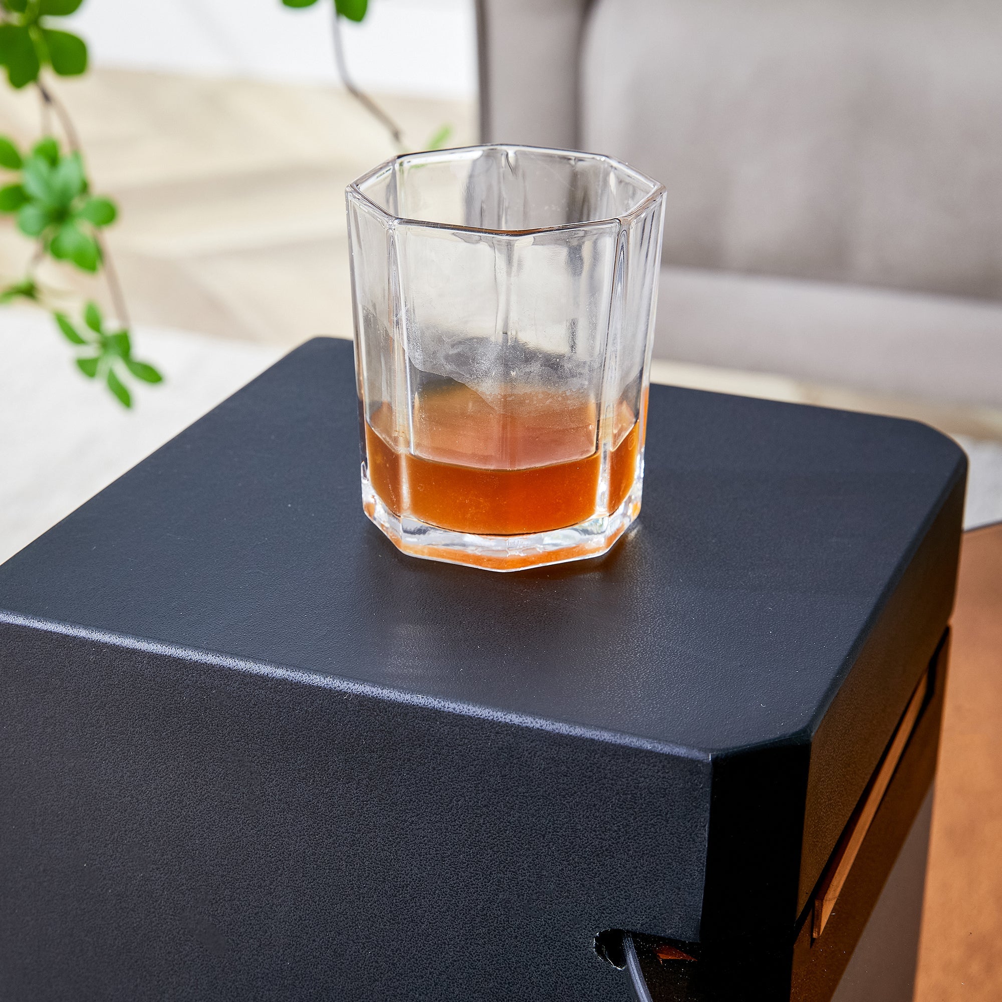 The detachable double-decker coffee table, the stylish design is more precious, and the detachable design can make the use of space more flexible and suitable for various scenes.