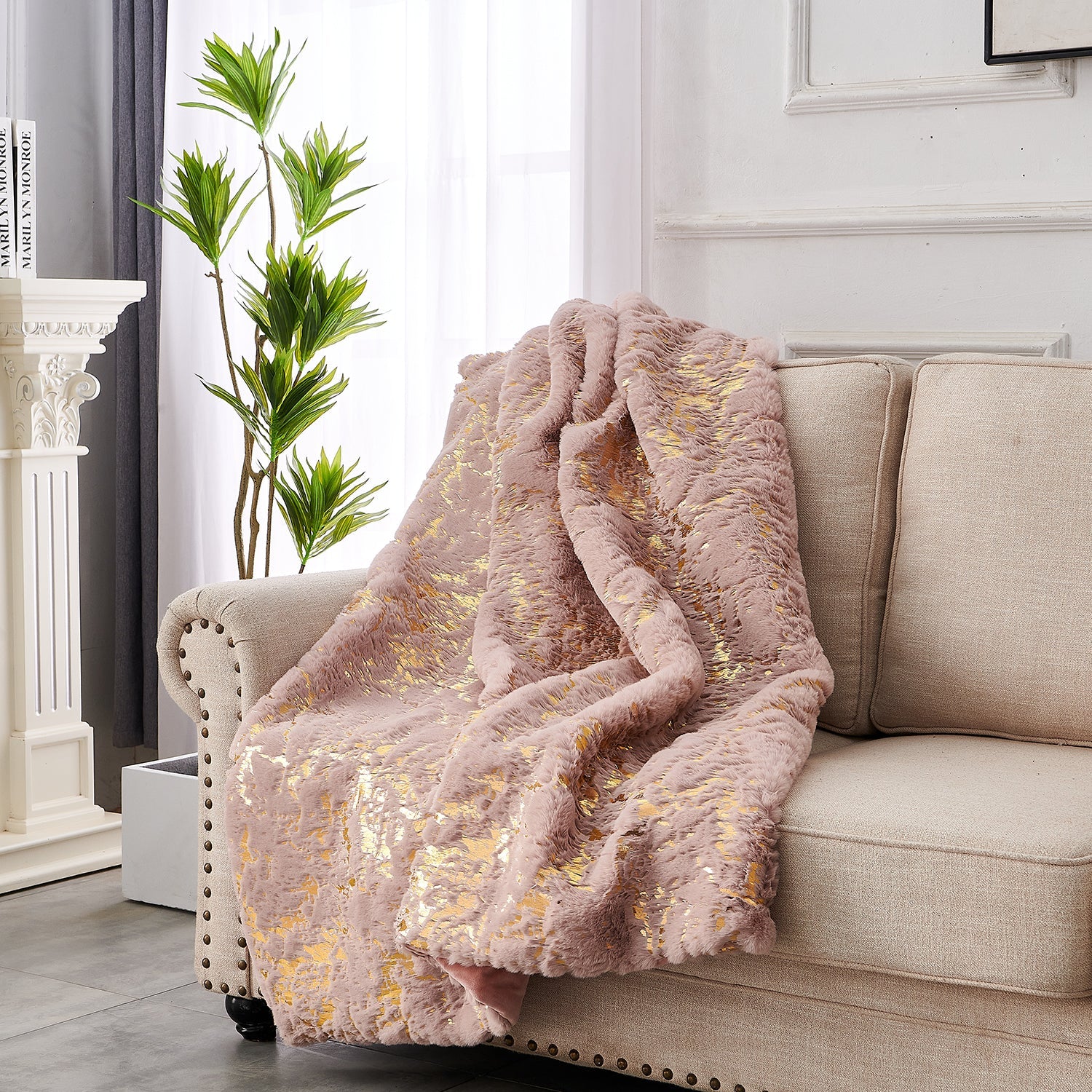 Luxury Chinchilla Faux Fur Gilded Dust Pink Throw Blanket (60' x 80')
