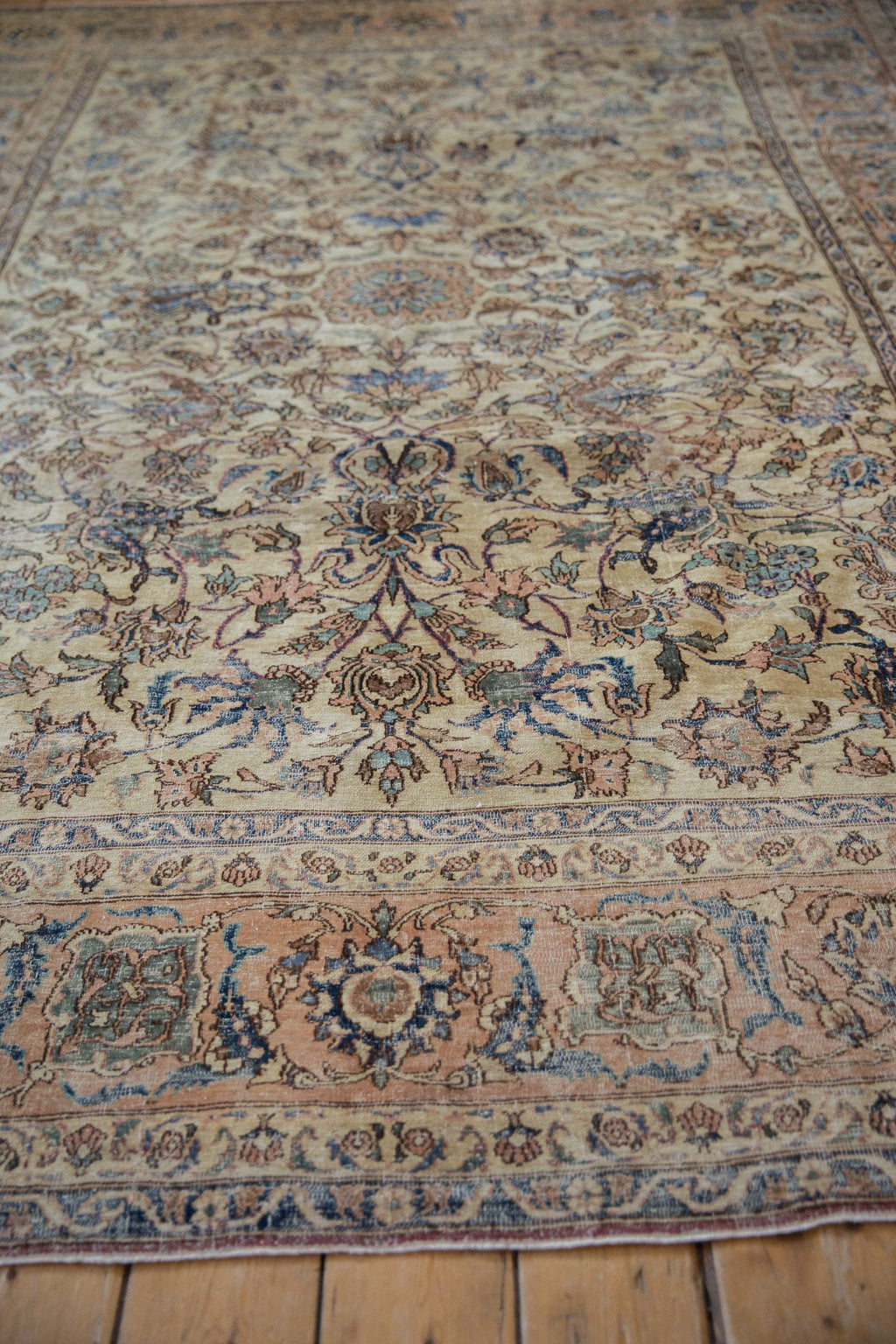 7x9.5 Vintage Distressed Isfahan Carpet