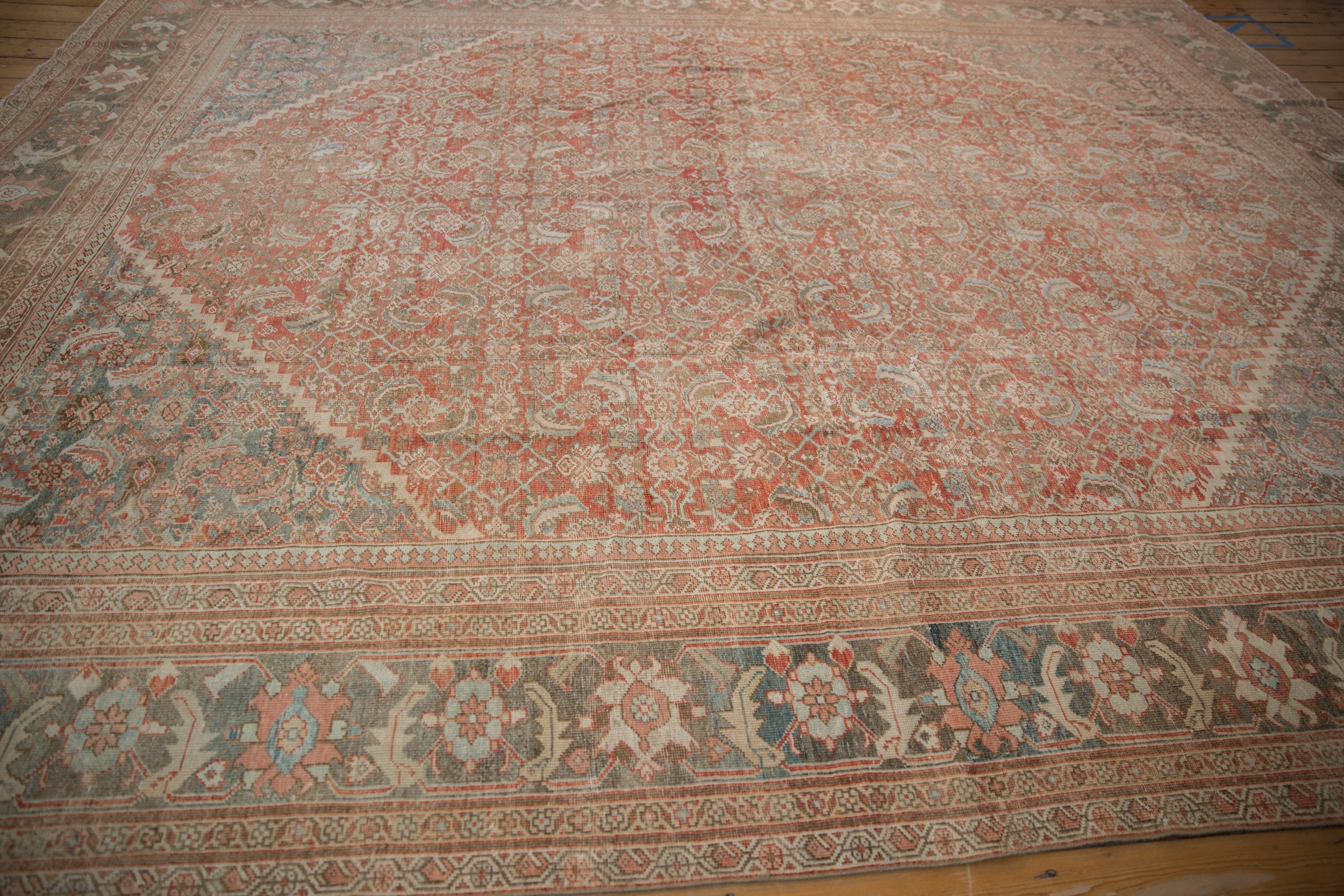 10.5x13 Vintage Distressed Mahal Carpet
