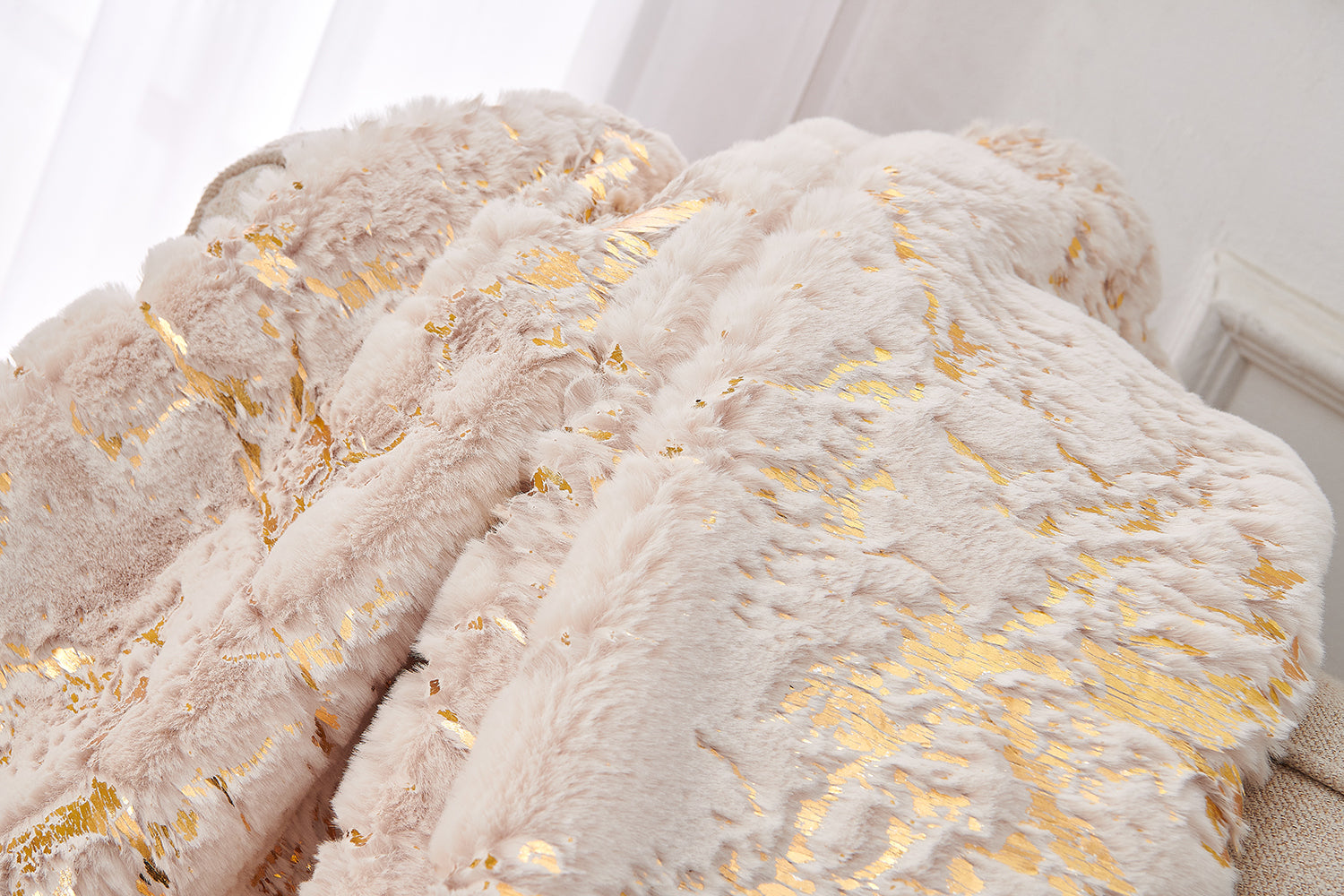 Luxury Chinchilla Faux Fur Gilded Beige Throw Blanket (50' x 60')
