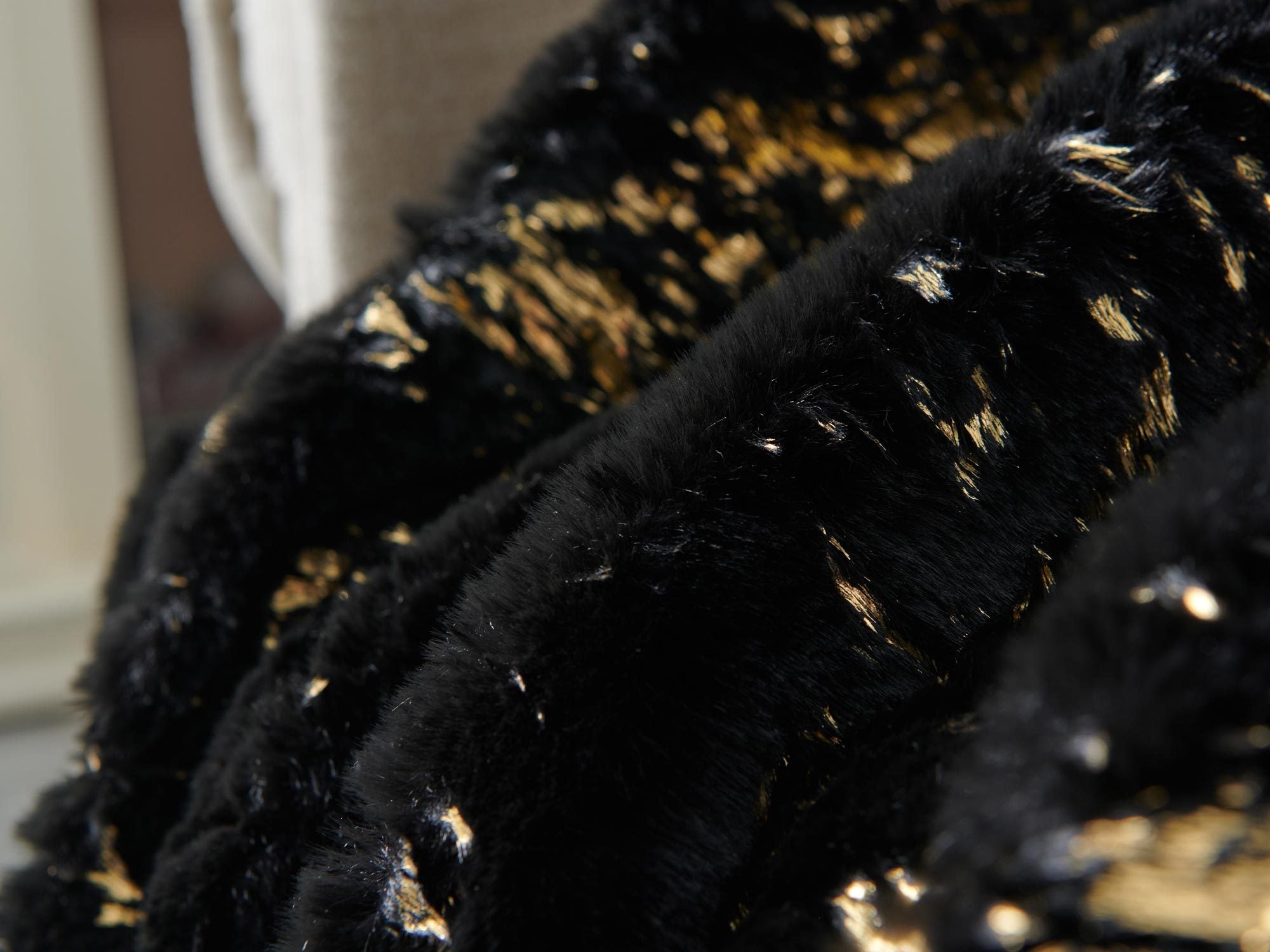 Luxury Chinchilla Faux Fur Gilded Black Throw Blanket (60' x 80')
