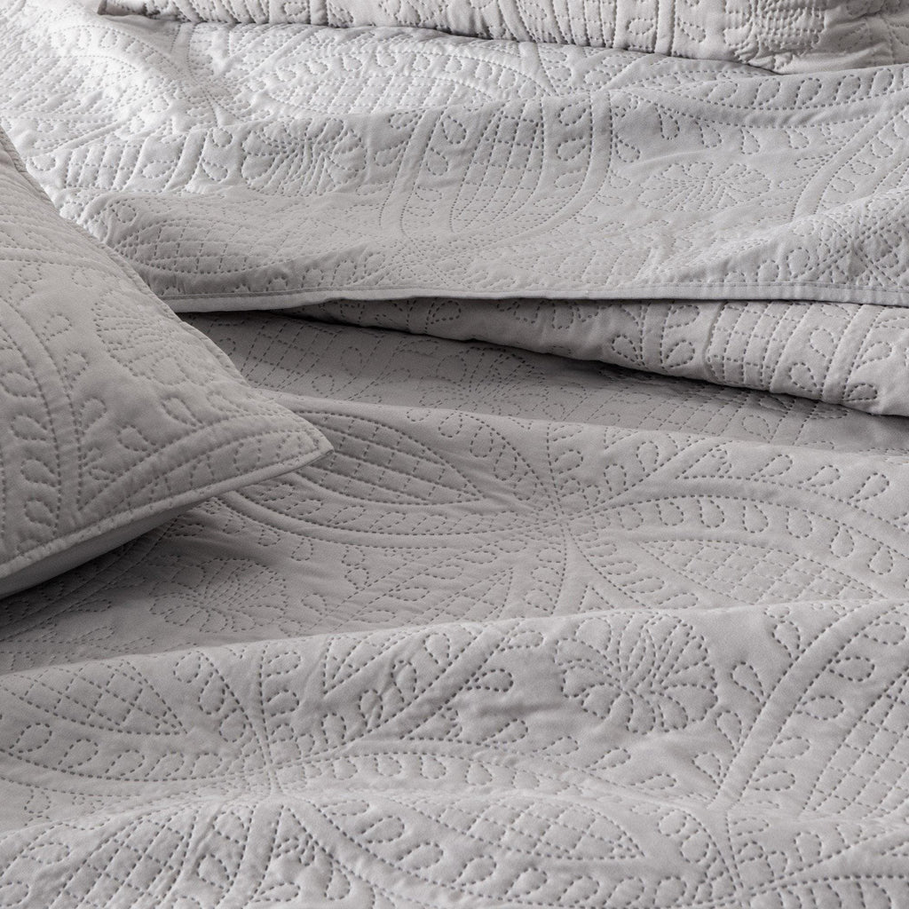 3-Piece Oversized Medallion Quilt Set - Clara Collection