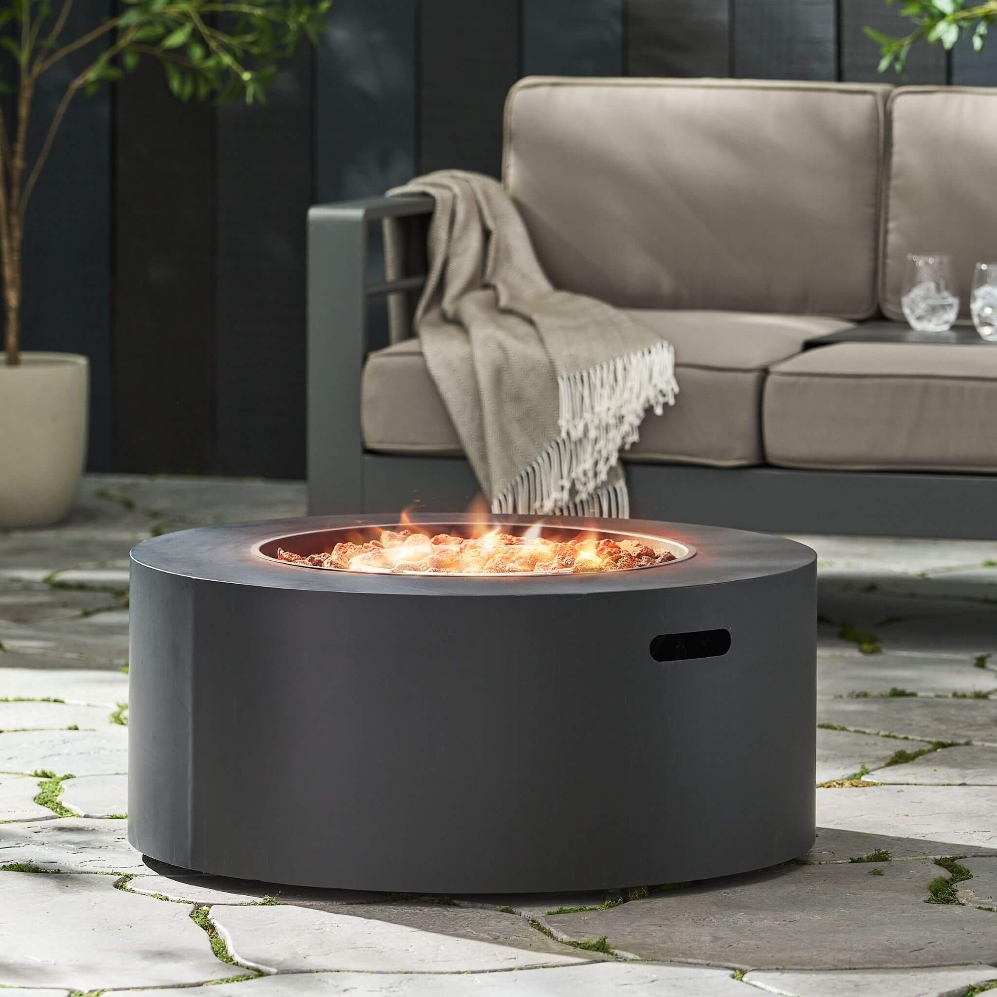 Modern 32" 40K BTU Round Iron Propane Fire Pit (SAK29102)